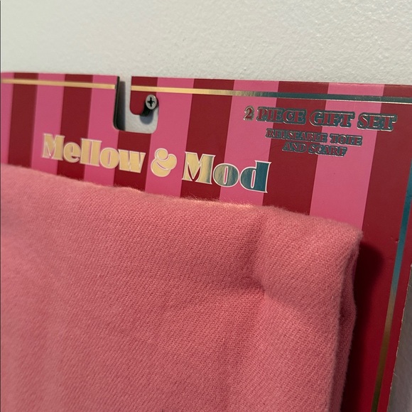 Mellow & Mod Tote and Scarf Gift Set - Picture 4 of 8